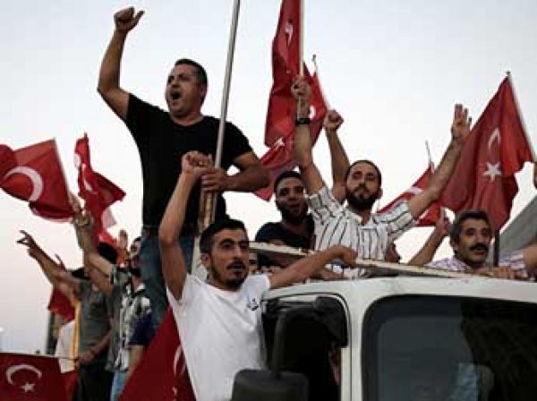 После попытки госпереворота в Турции своих постов лишились 9 тысяч чиновников