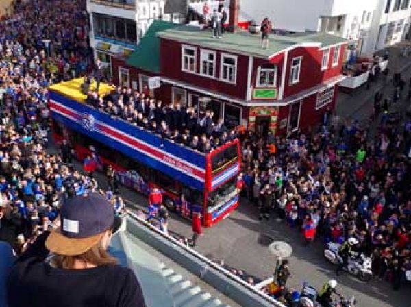 Тысячи исландцев встретили вернувшуюся с Евро-2016 сборную как героев