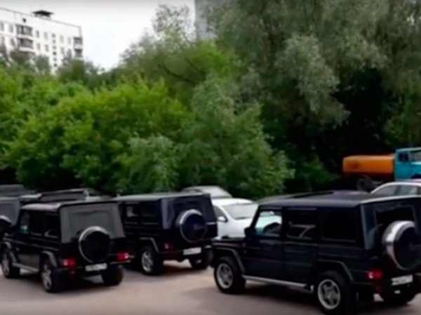 В Москве полиция заинтересовалась пробегом выпускников Академии ФСБ на "Гелендвагенах"
