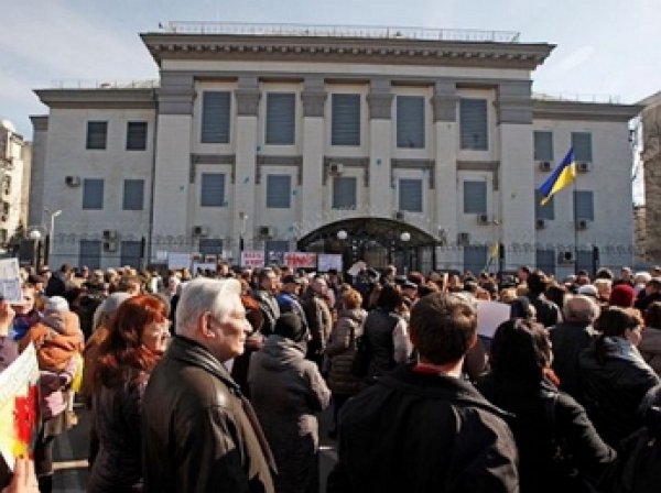 В Киеве националисты заблокировали здание Россотрудничества и посольство России на Украине