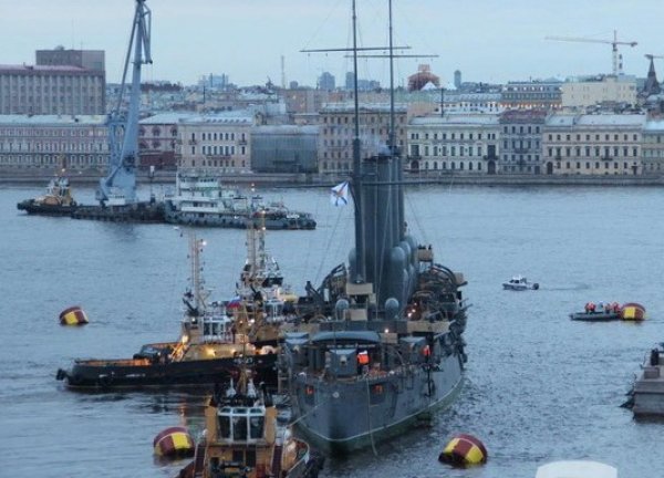 Крейсер «Аврора» 16 июля прибыл к месту вечной стоянки в Санкт-Петербурге (ФОТО, ВИДЕО)