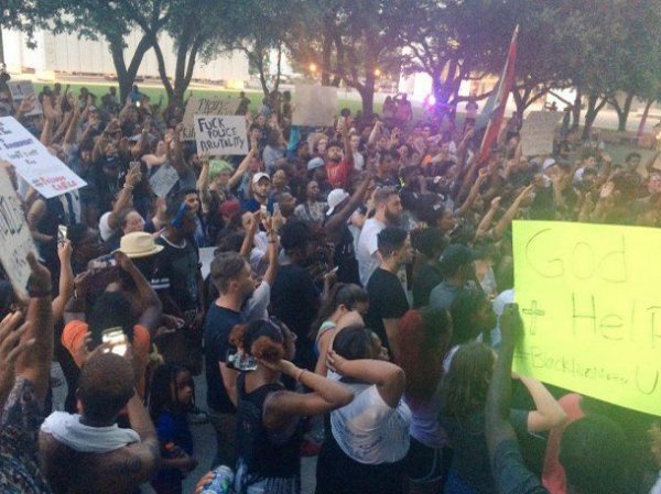Во время акции протеста в Далласе убито 4 полицейских (ФОТО) (ВИДЕО)