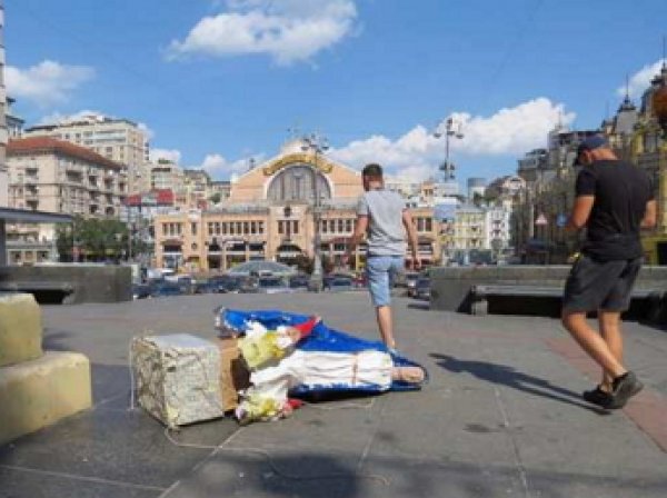В Киеве Богородица рухнула с экс-постамента Ленина
