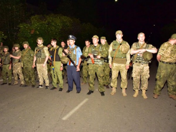 Жители украинского Торецка блокировали передвижение военной техники (ФОТО)
