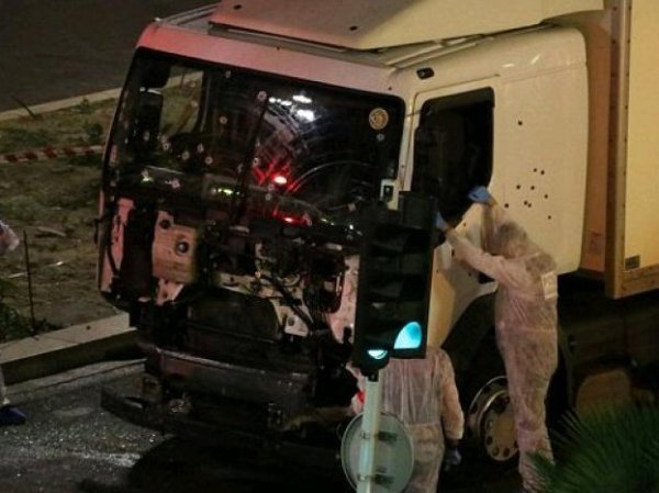 Теракт в Ницце 14 июля 2016: момент наезда грузовика на людей попал на видео (ФОТО, ВИДЕО)
