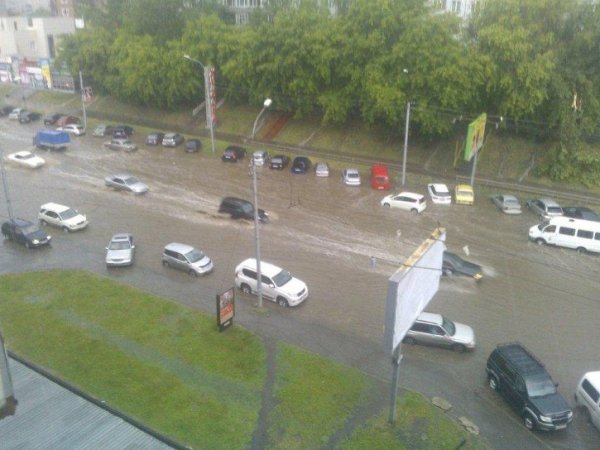 Ливень в Новосибирске 18 июля 2016: затоплены улицы и переходы, машины проваливались под асфальт (ФОТО) (ВИДЕО)