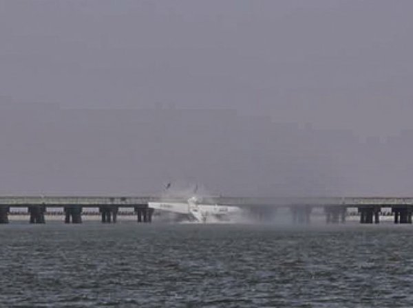 В Шанхае гидросамолет за ,5 млн врезался в мост