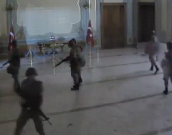 Опубликовано видео захвата мятежниками здания администрации Стамбула