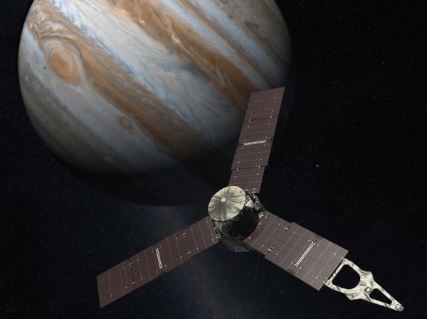 NASA показало первые снимки Юпитера, сделанные зондом Juno (ФОТО)