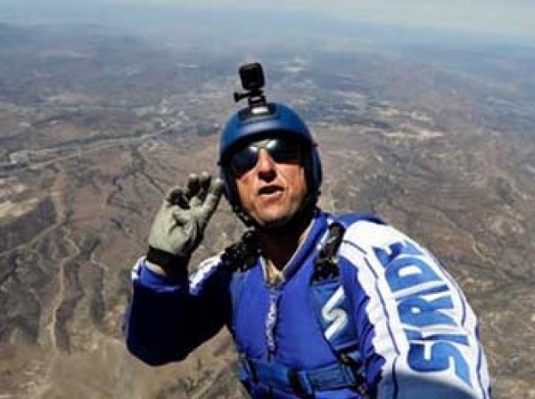 Экстремал из США впервые в мире совершил прыжок без парашюта с высоты 7,6 км (ВИДЕО)