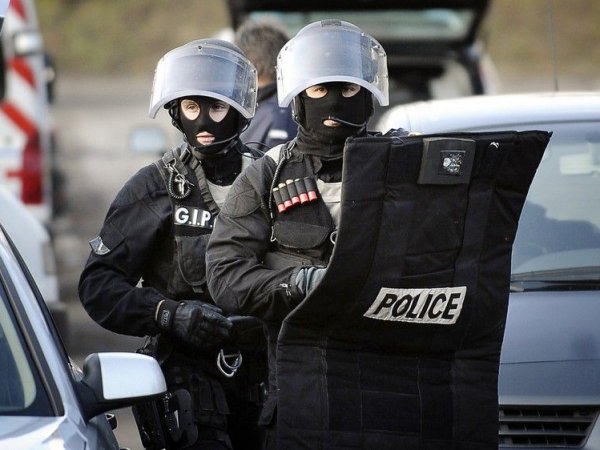 СМИ: взятому во Франции в заложники священнику перерезали горло (ФОТО)