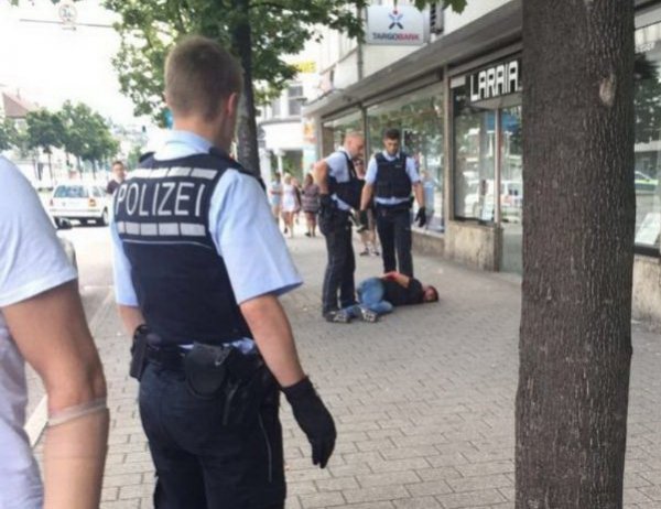 Момент нападения беженца с мачете на женщину в Германии попал на ВИДЕО