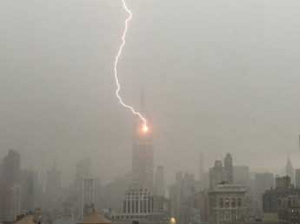 В здание Empire State Building попала молния (ВИДЕО)