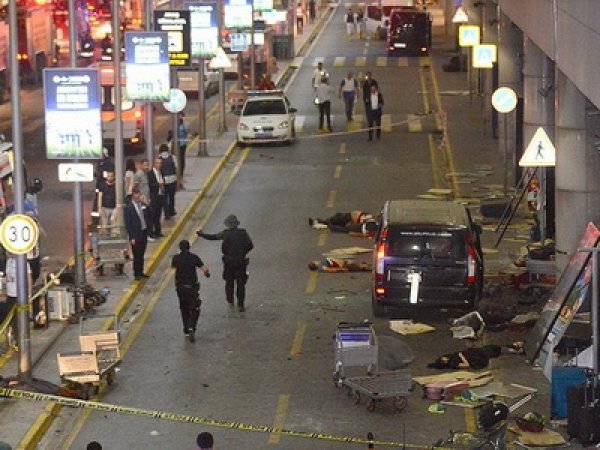 СМИ: аэропорт в Стамбуле взорвали двое россиян-смертников