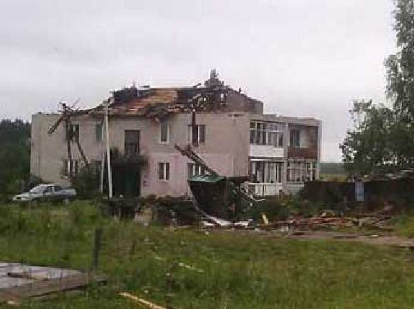 Ураган в Москве и Подмосковье 13 июля 2016: разрушены 100 домов, вырваны из земли 200 деревьев, есть жертвы (фото, видео)