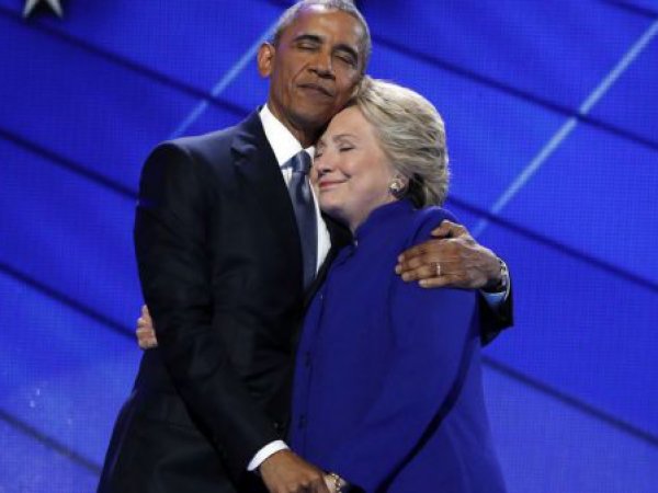 Фотожабы с объятиями Обамы и Клинтон взорвали соцсети (ФОТО)