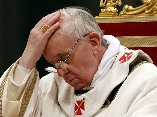 Папа Римский упал перед мессой в Польше (ВИДЕО)