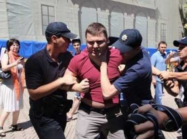 Савченко забросали яйцами в Одессе: ВИДЕО "яичной атаки" появилось в Сети