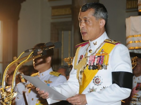 63-летний принц Таиланда прилетел в Мюнхен с белым пуделем, в сандалиях и топике (ФОТО)
