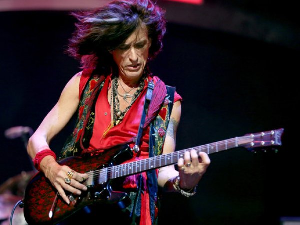 Гитарист Aerosmith упал без сознания прямо во время концерта в Нью-Йорке (ВИДЕО)