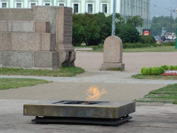 В Петербурге на Вечном огне на Марсовом поле пожарили шашлык