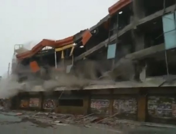 В Индии снесли торговый центр вместе с людьми: 4 погибших