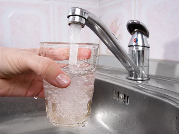 Эксперты: водопроводной водой в России нельзя даже чистить зубы