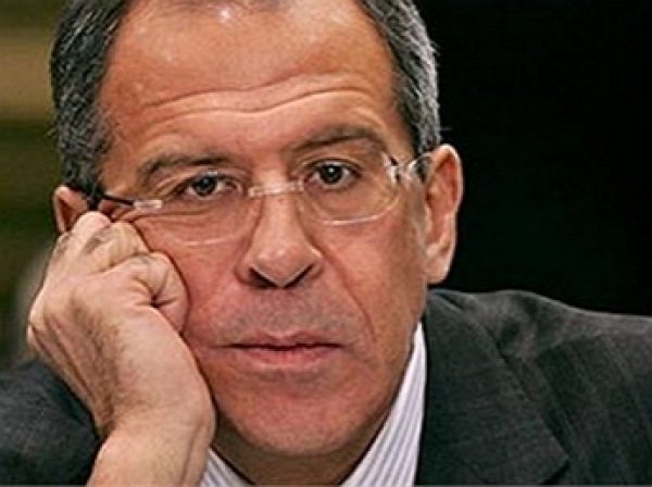 Маловато будет: широкоплечий Лавров не смог влезть в лаосскую рубашку на приеме АСЕН