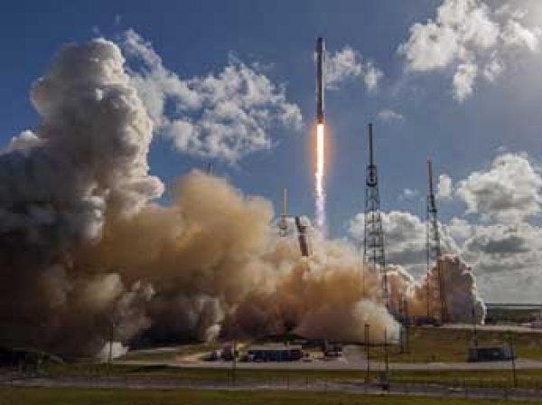 SpaceX посадила первую ступень Falcon 9 на космодром и отправила Dragon к МКС