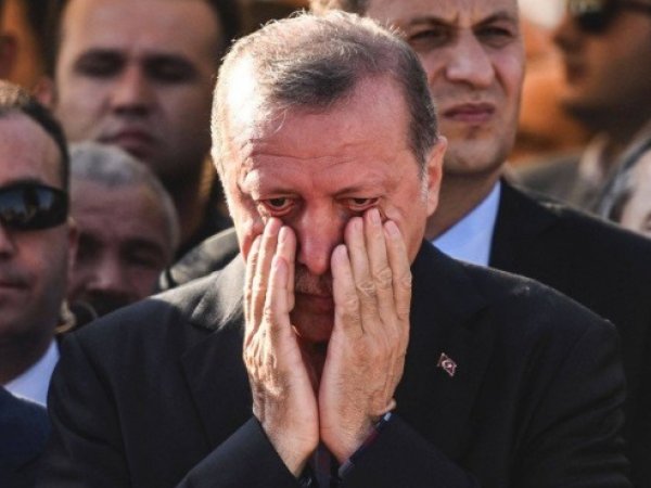Эрдоган расплакался на похоронах своего соратника (ФОТО, ВИДЕО)
