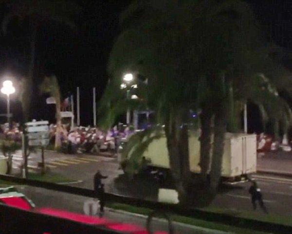 В Сеть попало видео, как байкер пытался остановить террориста в Ницце