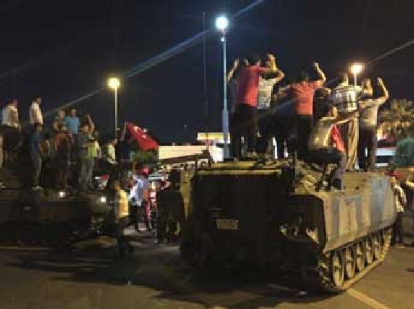 В Стамбуле ввели чрезвычайное положение, СМИ говорят о войне между Турцией и США