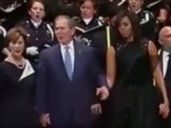 Джордж Буш пританцовывал на панихиде по погибшим в Далласе полицейским
