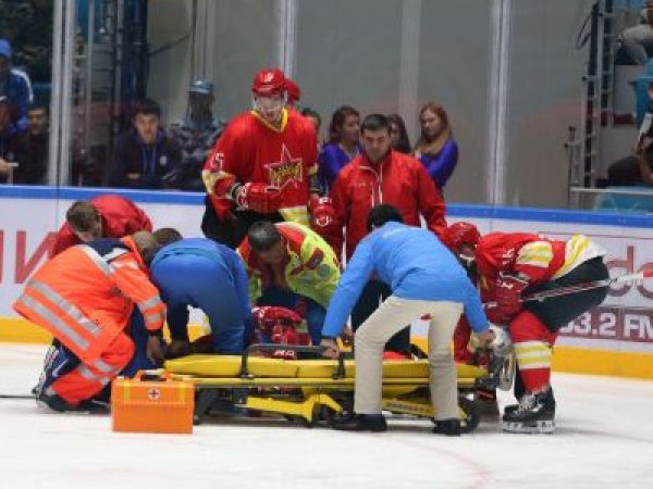 Хоккеист казахстанского "Барыса" Рыспаев избил на льду четырех китайцев (ВИДЕО)
