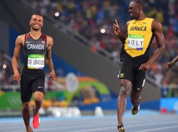 Олимпиада 2016 в Рио: Усейн Болт и Де Грассе обменялись улыбками на финише полуфинального забега на 200 метров (ФОТО, ВИДЕО)