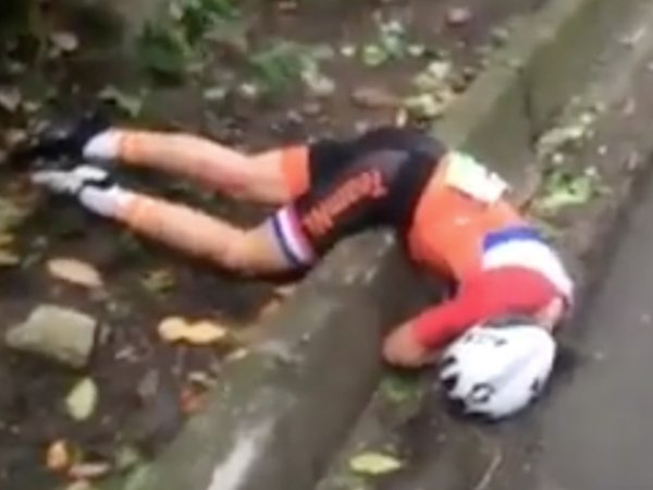 Голландская велосипедистка сломала позвоночник в Рио. Падение Аннемик ван Влюте попало на ВИДЕО
