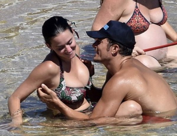 Орландо Блум и Кэти Перри вновь взорвали Сеть интимными ФОТО с пляжа в Сардинии