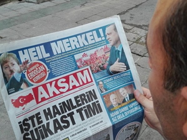 Турецкая газета изобразила Меркель в образе Гитлера (ФОТО)