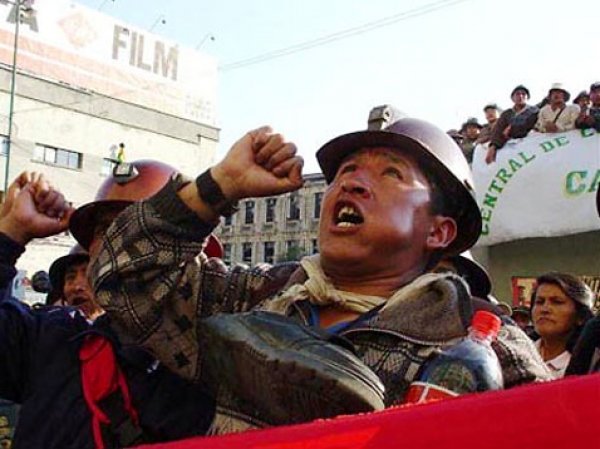 Бастующие шахтеры в Боливии до смерти забили замминистра МВД