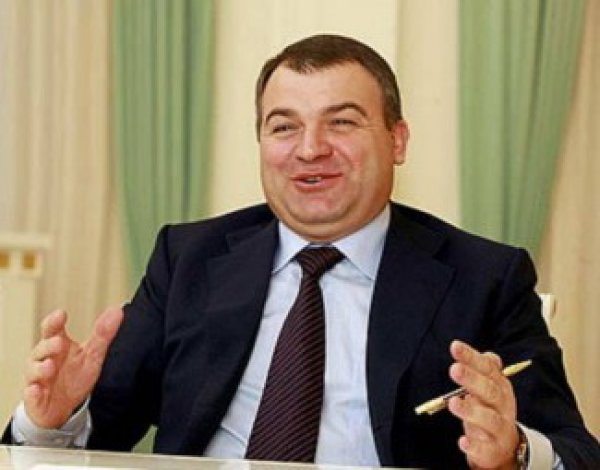 Экс-министр обороны Сердюков займется распределением вознаграждений в ОДК