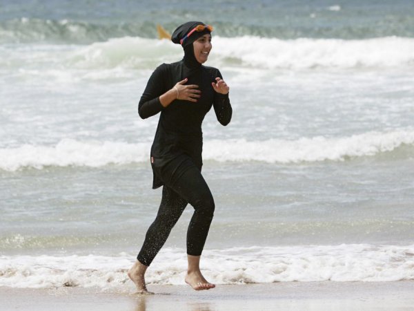 В Ницце полиция заставила женщину прямо на пляже снять буркини (ФОТО)