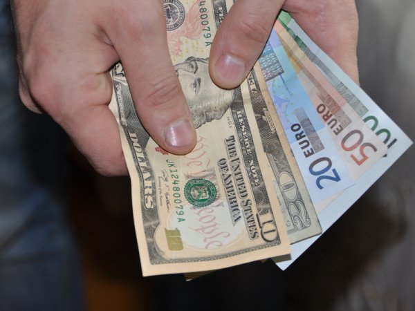 Эксперты назвали самый подходящий момент для покупки долларов и евро