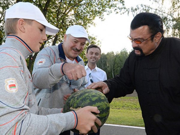 Лукашенко угостил Стивена Сигала морковкой и арбузом (ФОТО, ВИДЕО)
