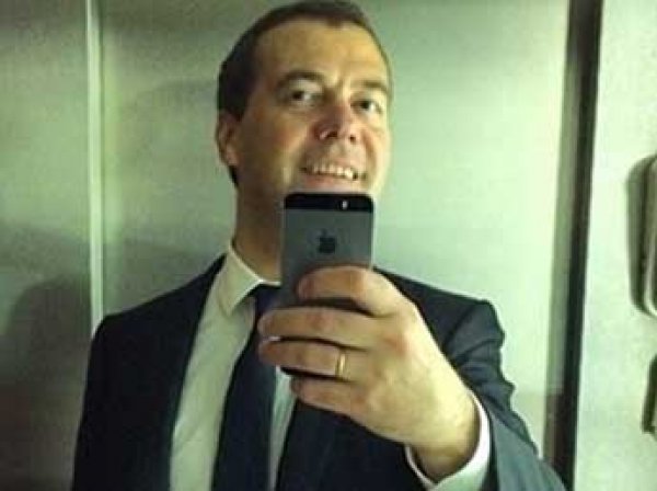 "Рыба гниет с головы": в Сети появилась петиция с требованием отставки Медведева