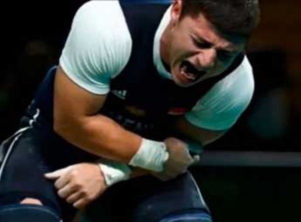 Армянский штангист Карапетян сломал руку в Рио: шокирующее ВИДЕО жуткой травмы попало в Сеть