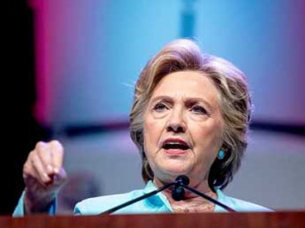 Клинтон чуть не упала у дома: американцы советуют ей сойти с выборов (фото, видео)