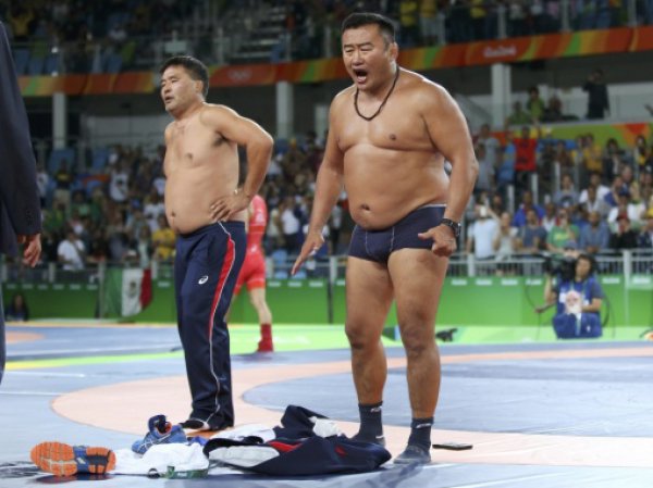 Скандал в Рио: монгольские тренеры разделись перед судьями до трусов в знак протеста (ФОТО, ВИДЕО)