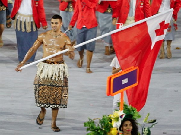 Полуголый знаменосец Тонга на открытии Рио-2016 стал звездой Сети