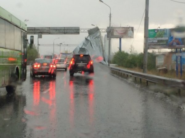 Ураган в Перми 28 августа 2016 забросил железную крышу на мост (ФОТО, ВИДЕО)