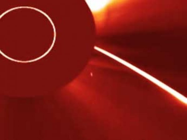 Обнародовано видео, как солнце разрывает на части комету